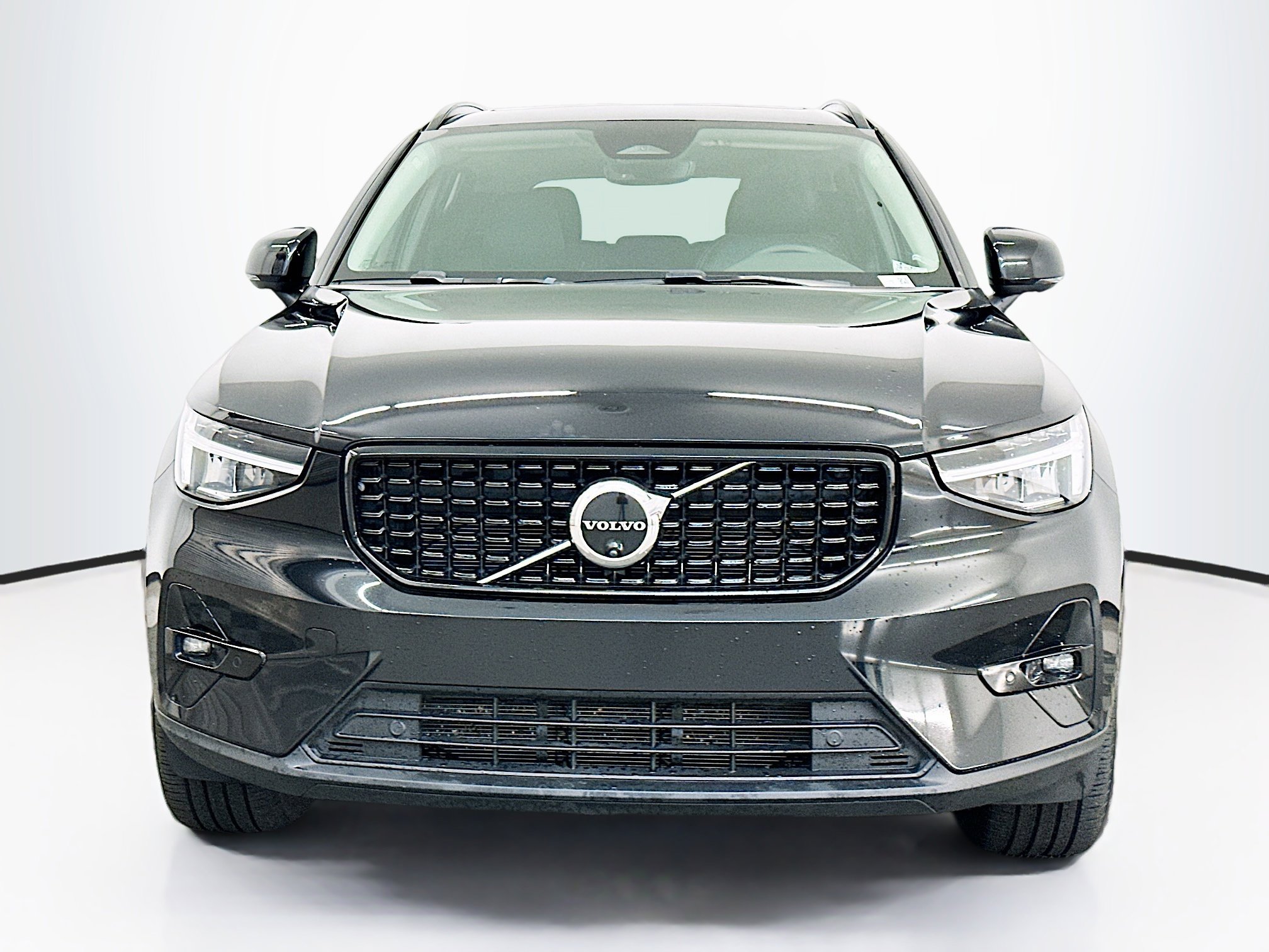 Used 2025 Volvo XC40 B5 Plus image 2