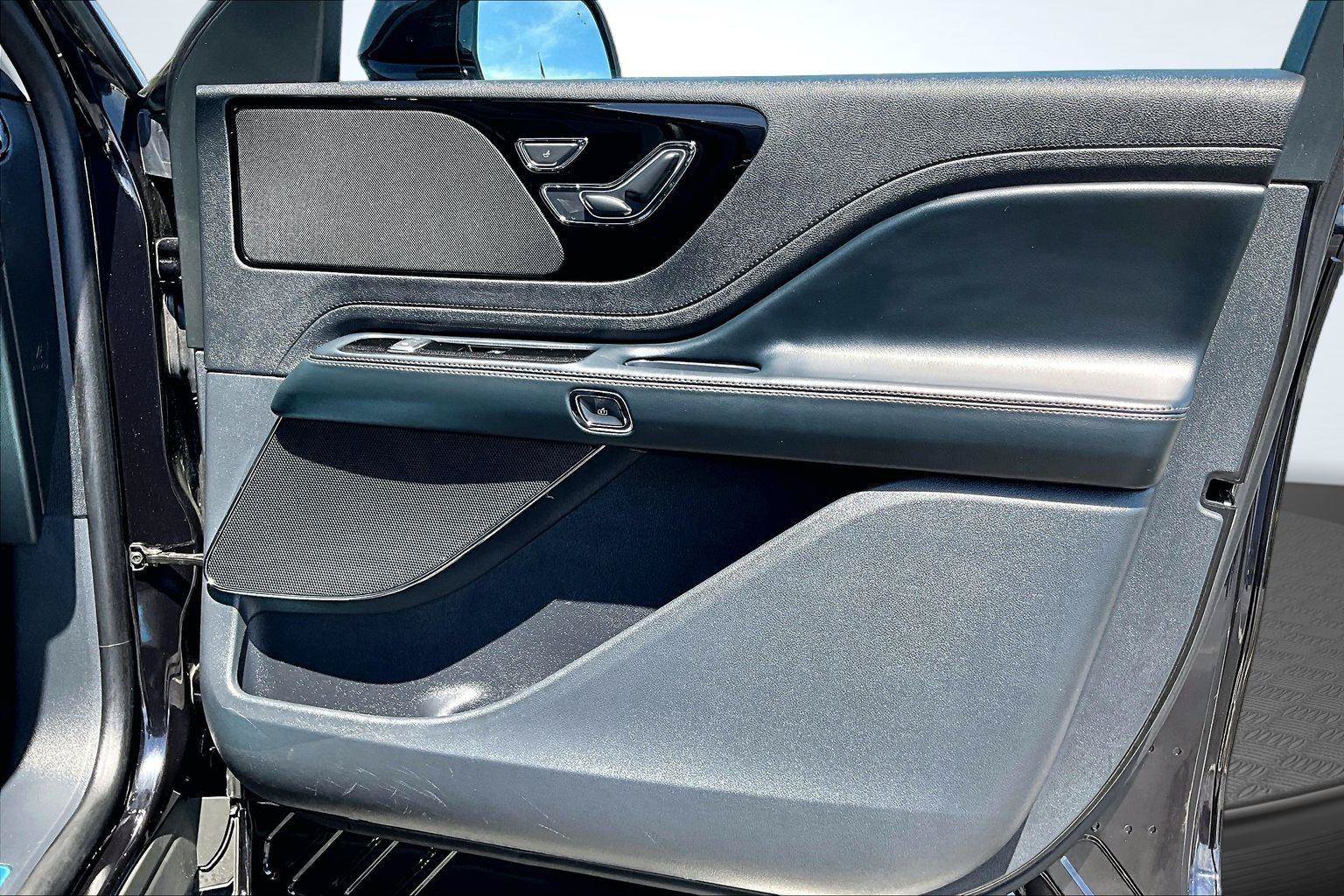 Used 2025 Lincoln Aviator AWD image 25