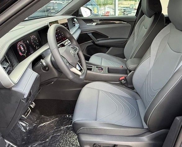 New 2025 Volkswagen Tiguan SE image 14