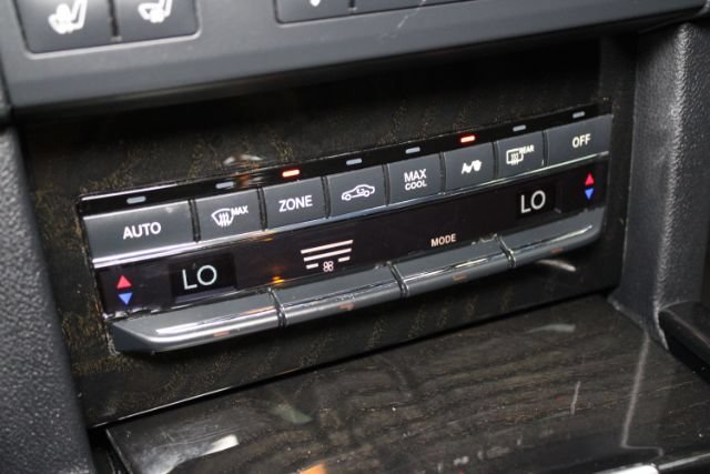 Used 2010 Mercedes-Benz E 550 Sedan w/ Premium 1 Pkg image 24