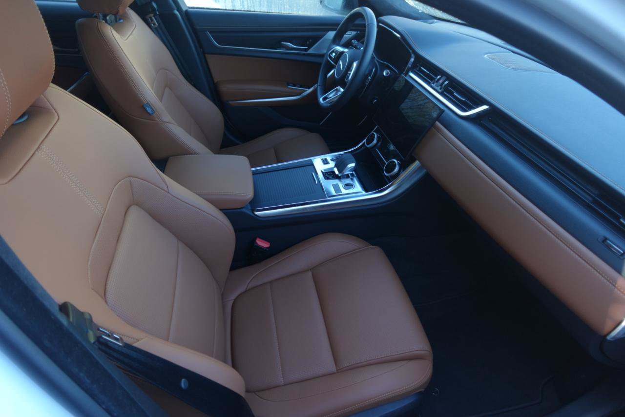 Used 2024 Jaguar XF R-Dynamic SE AWD/4WD image 19