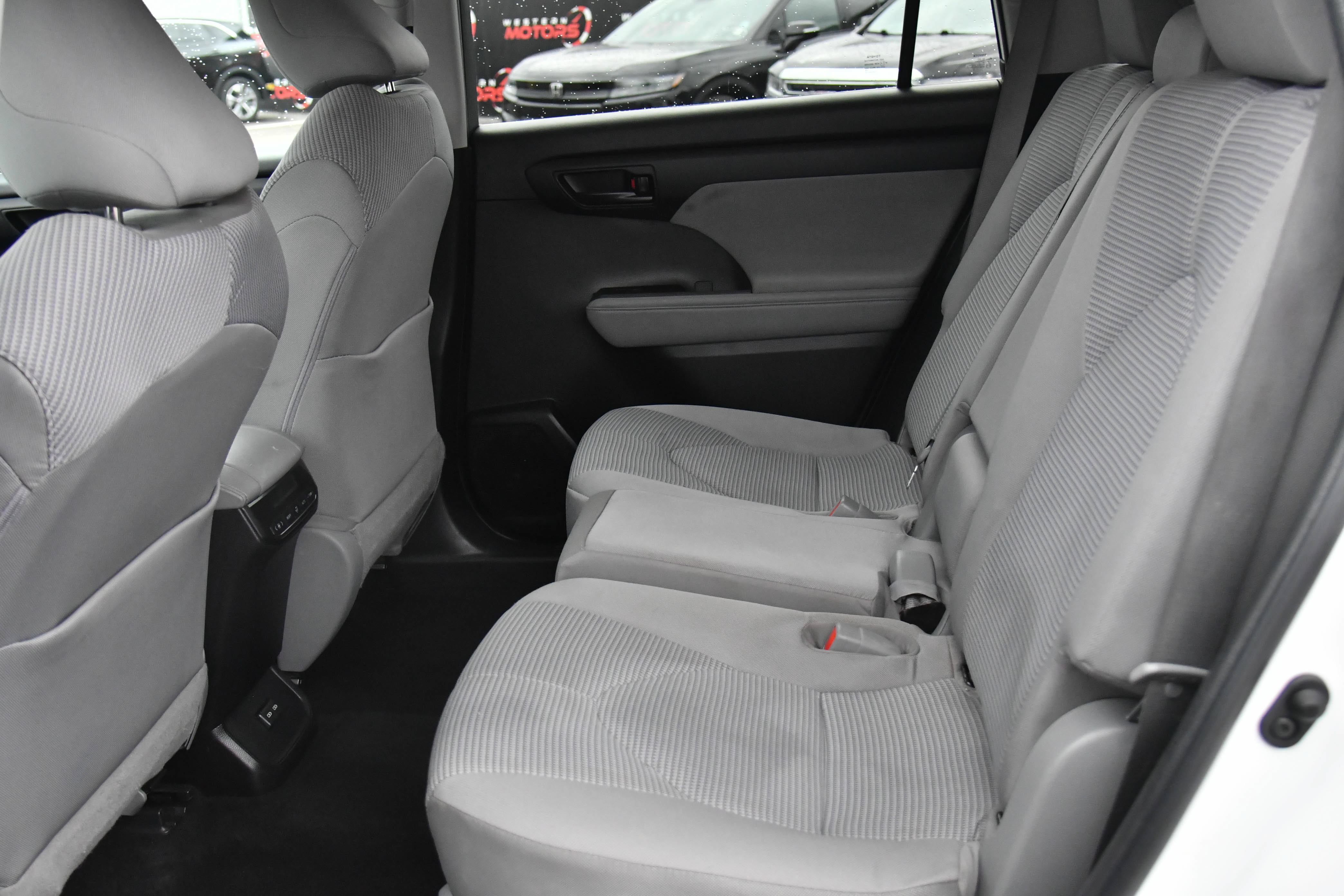 Used 2022 Toyota Highlander LE AWD/4WD image 34