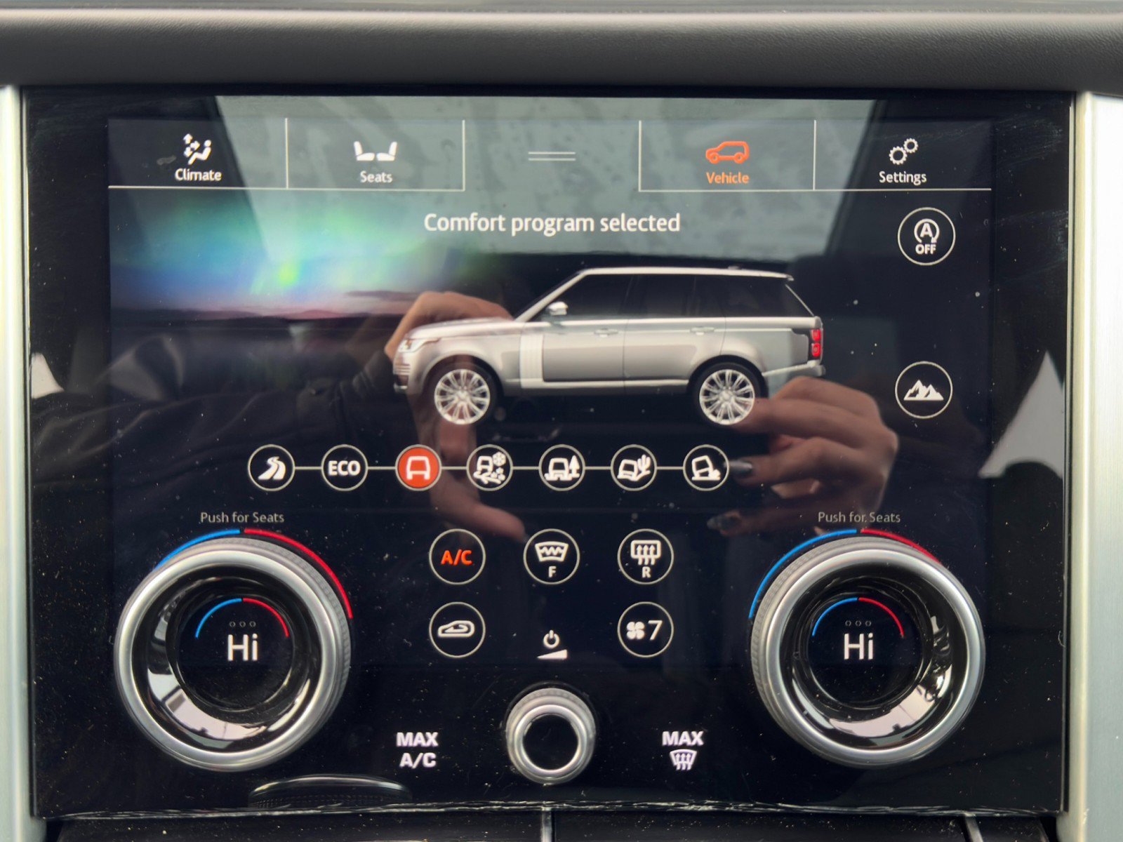 Used 2020 Land Rover Range Rover HSE image 32