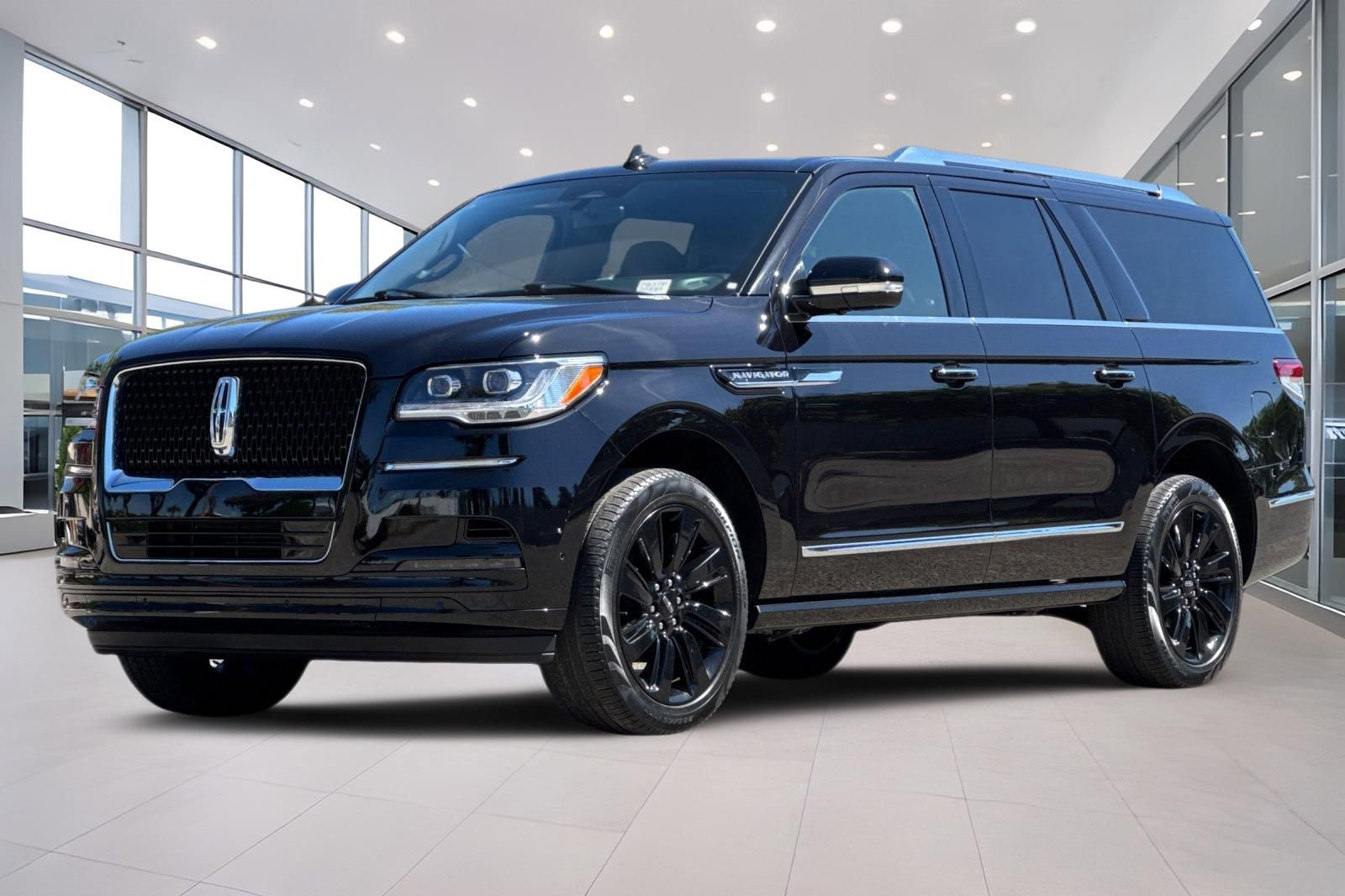 Used 2023 Lincoln Navigator L Reserve w/ Monochromatic Package image 8