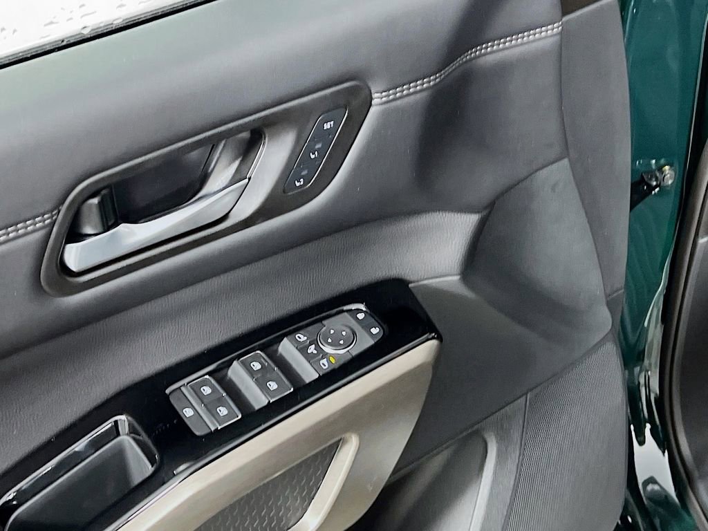 Used 2025 Nissan Pathfinder Platinum image 16