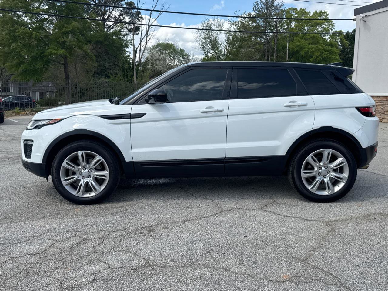 Used 2017 Land Rover Range Rover Evoque SE image 3