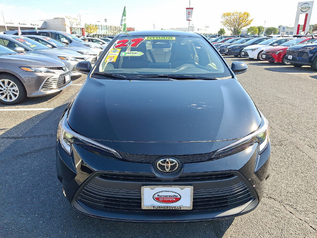 Used 2027 Toyota Corolla LE FWD image 2