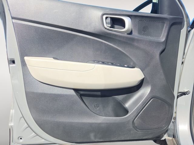 Used 2022 Hyundai Venue SEL image 16