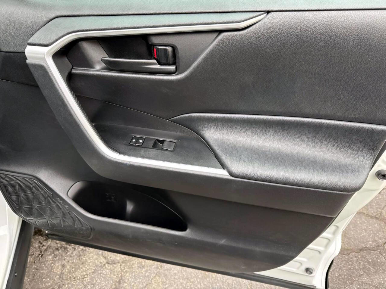 Used 2021 Toyota RAV4 LE w/ Carpet Mat Package (TMS) AWD/4WD image 11