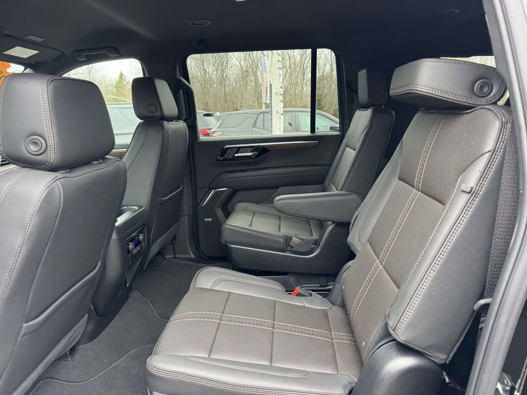 Used 2025 Chevrolet Suburban High Country AWD/4WD image 9