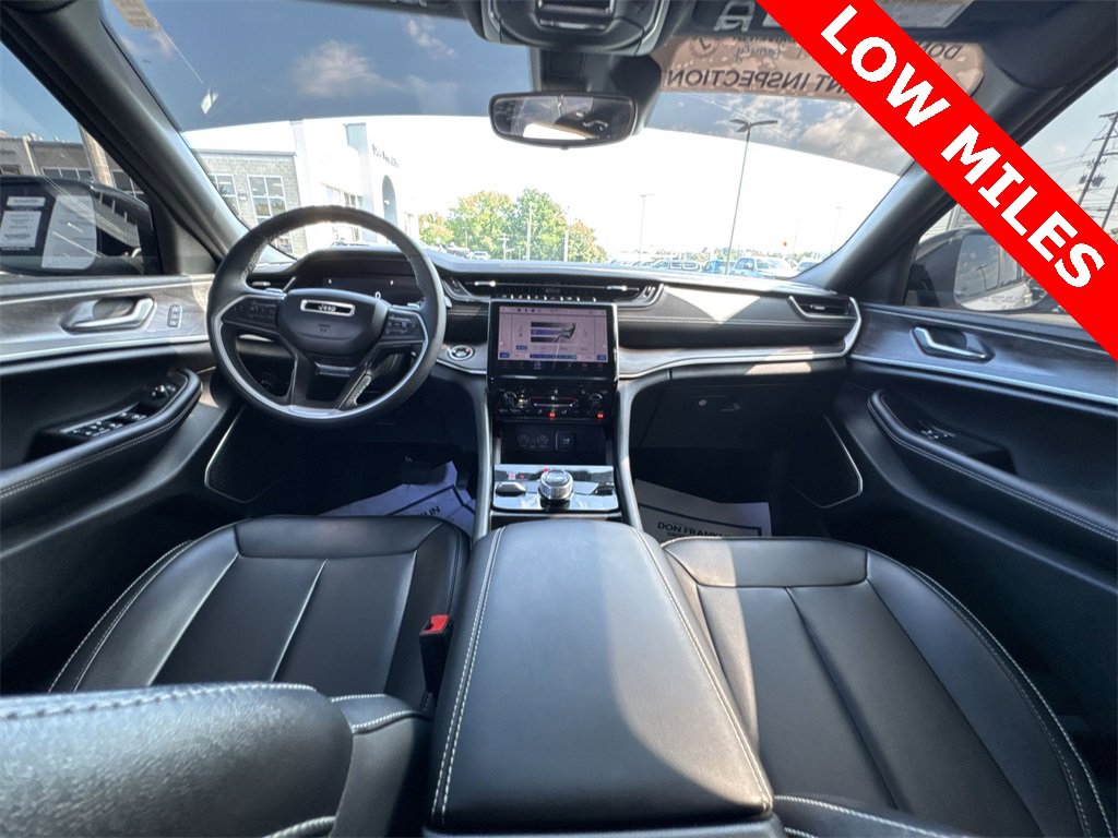 Used 2024 Jeep Grand Cherokee Limited w/ Black Appearance Package image 10