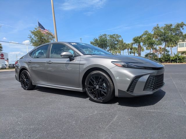 Used 2025 Toyota Camry SE AWD/4WD image 2
