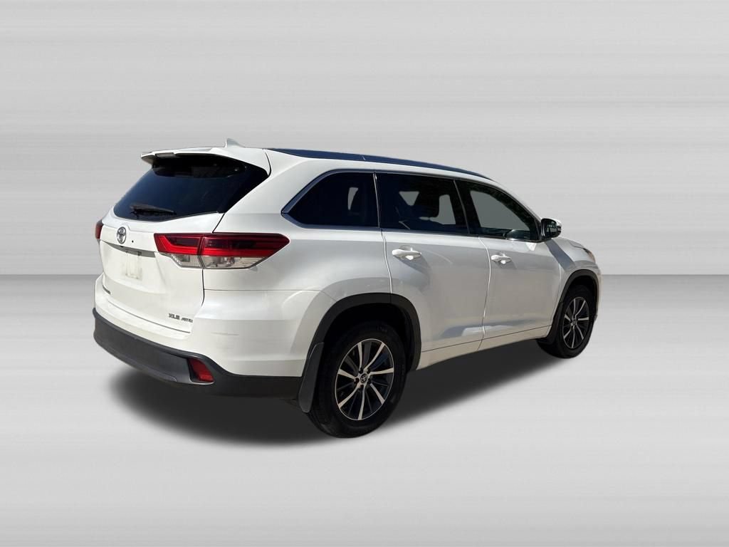 Used 2017 Toyota Highlander XLE AWD/4WD image 3