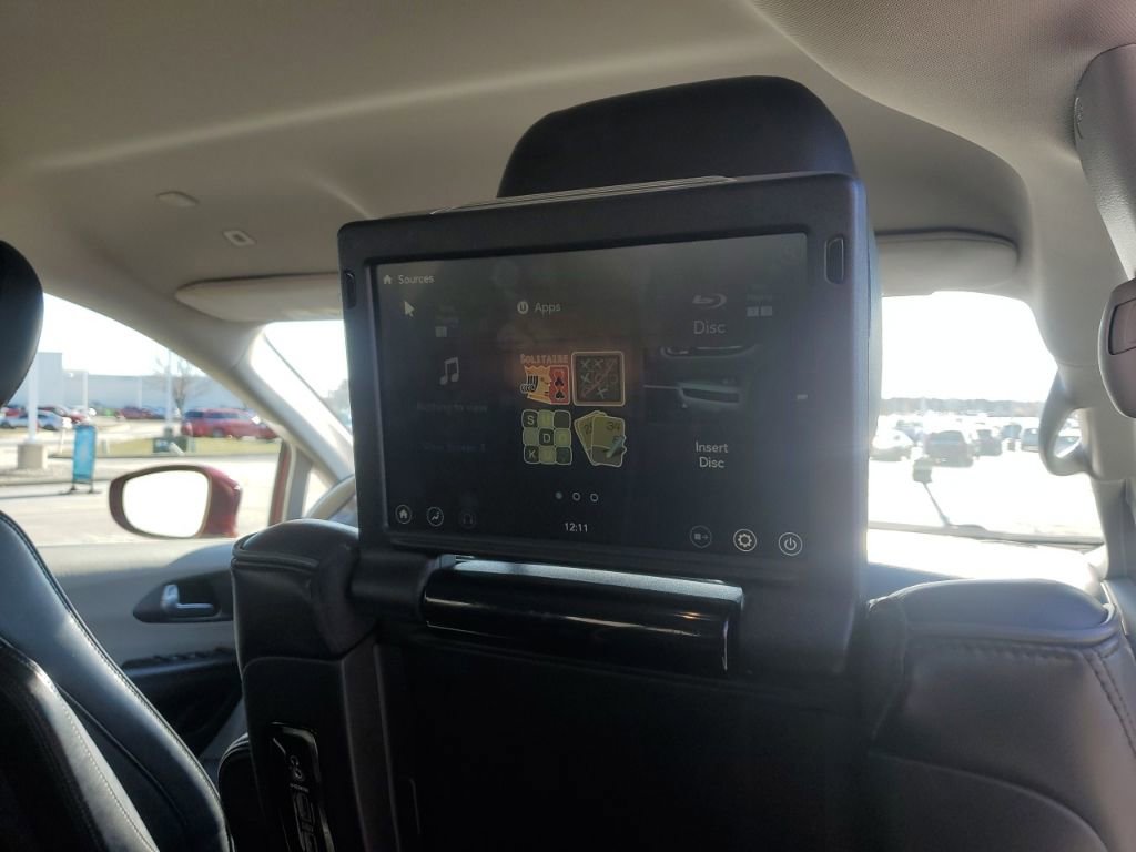 Used 2018 Chrysler Pacifica Limited image 38