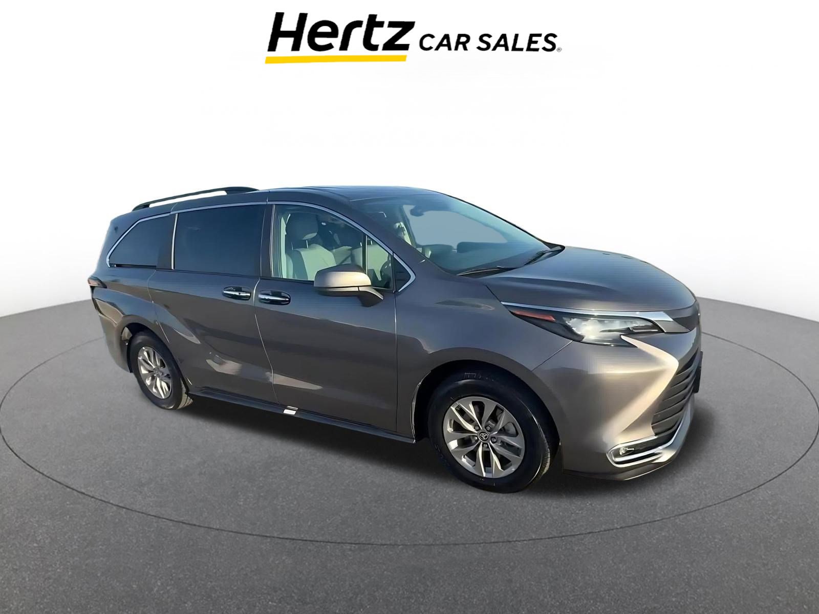 Used 2024 Toyota Sienna XLE image 1