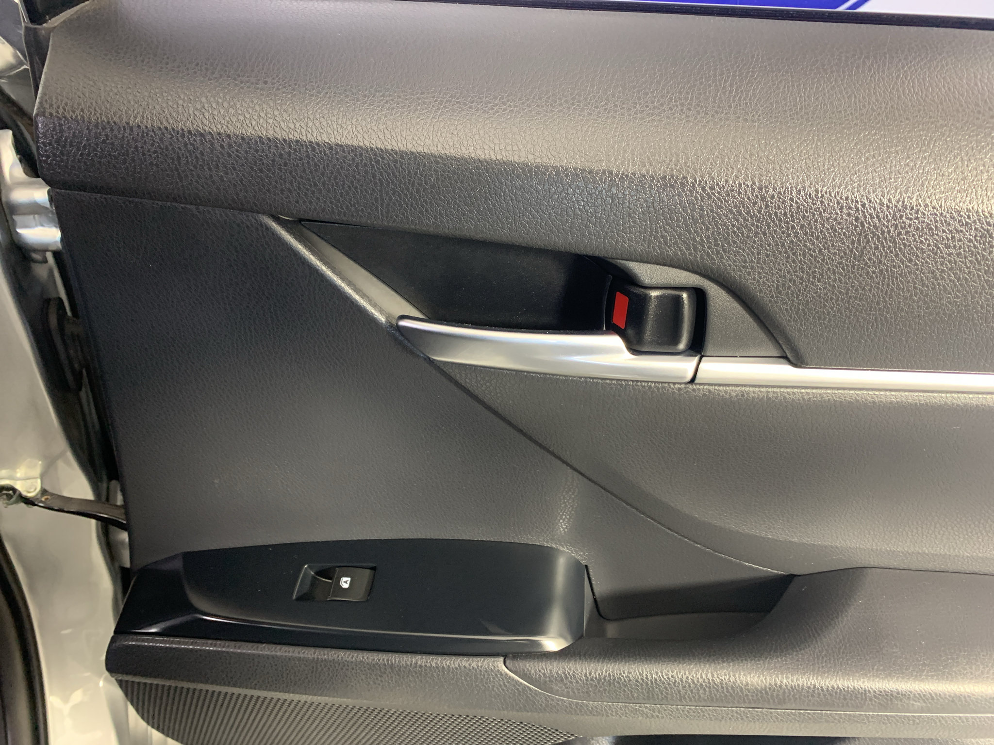 Used 2018 Toyota Camry SE FWD image 32