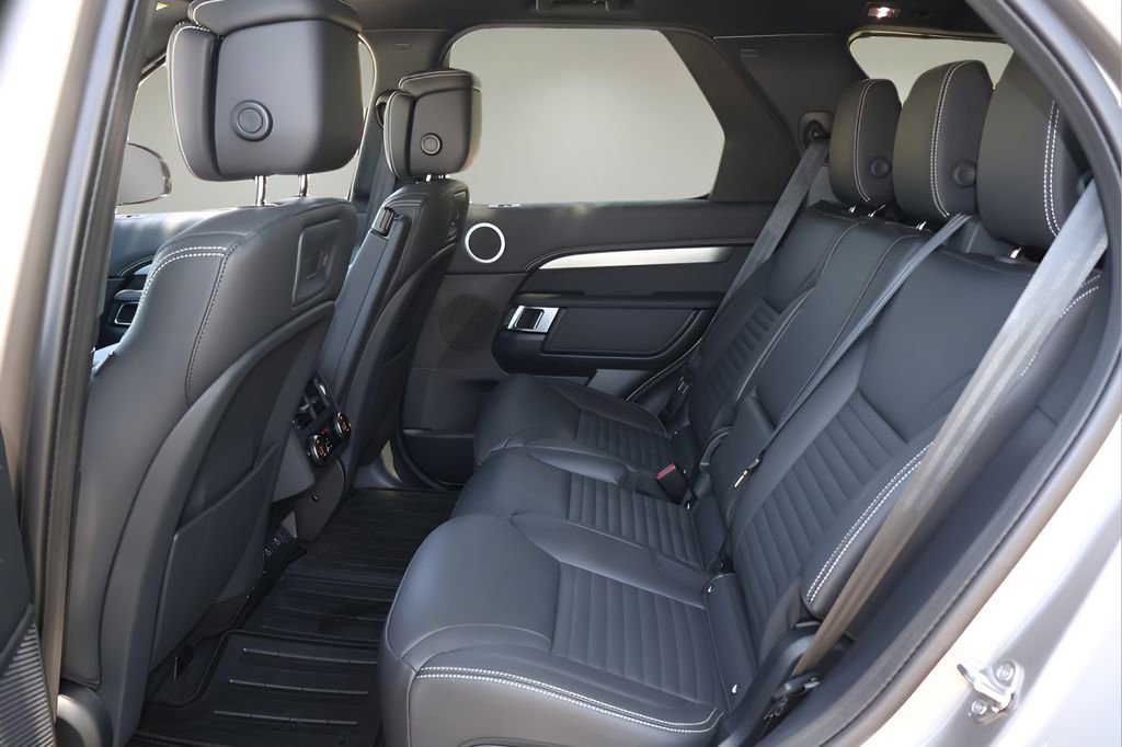 Used 2025 Land Rover Discovery Dynamic SE AWD/4WD image 12