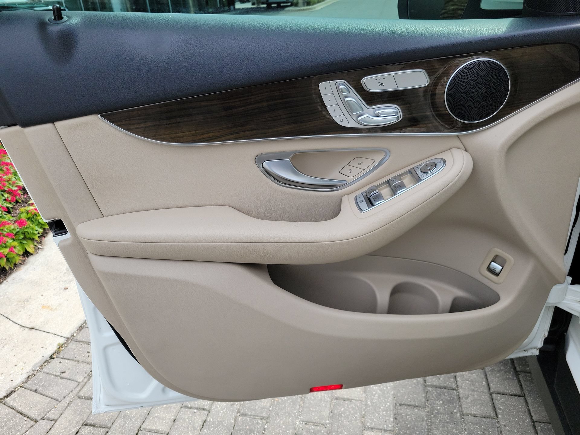 Used 2021 Mercedes-Benz GLC 300 w/ Premium Package image 23