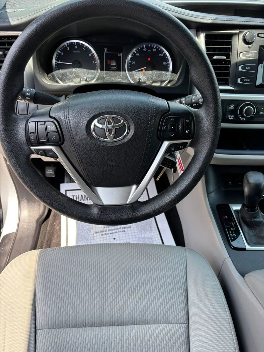 Used 2017 Toyota Highlander LE w/ Carpet Mat Package FWD image 10