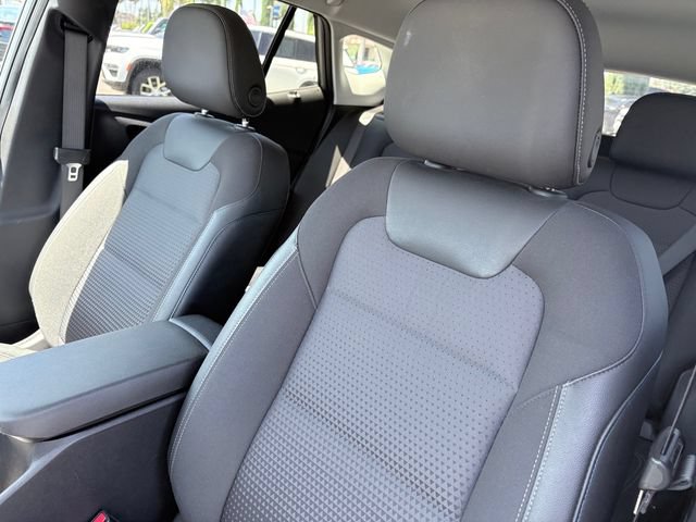 Used 2025 Chevrolet Trax LT FWD image 11
