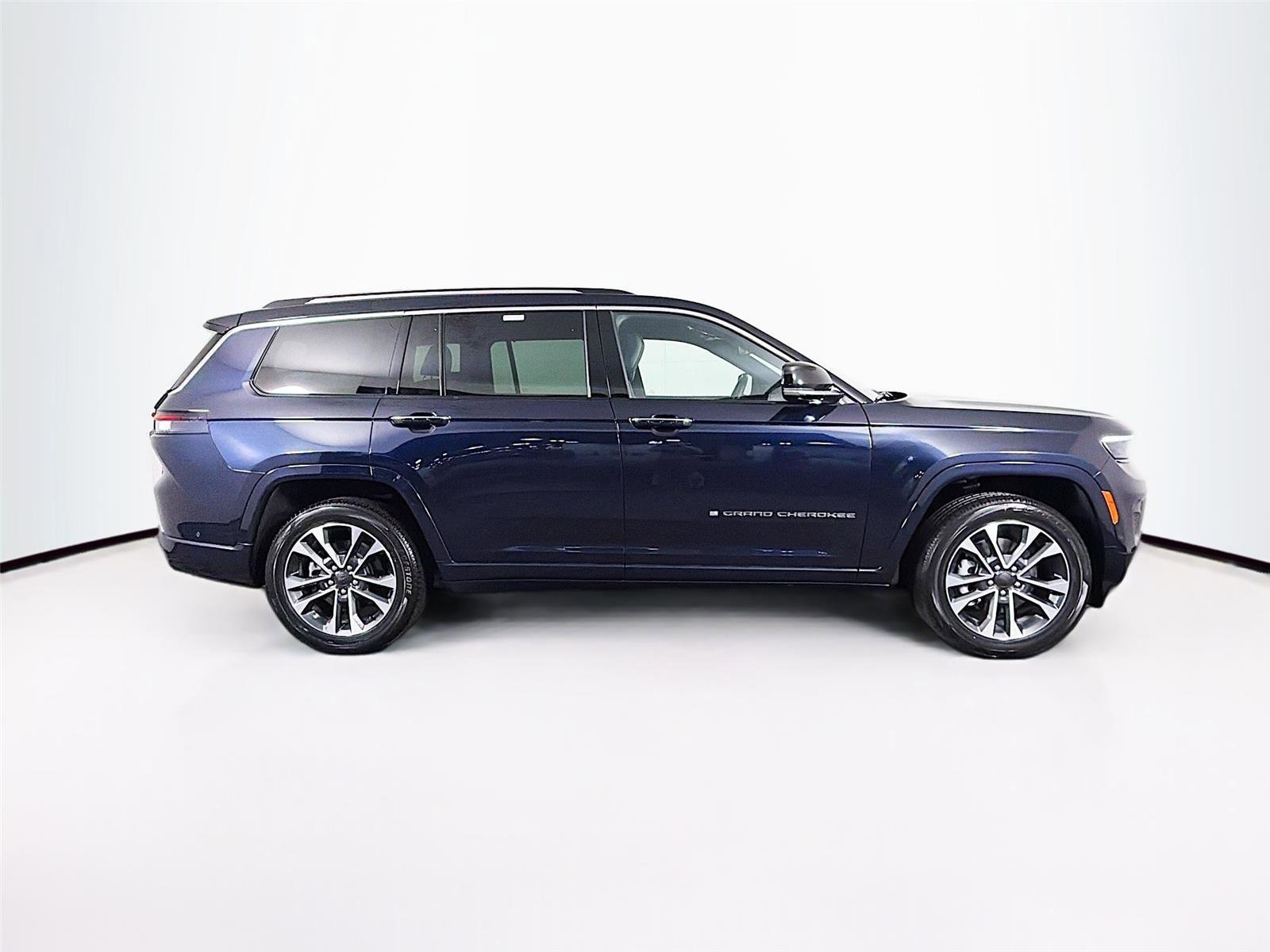 Used 2023 Jeep Grand Cherokee L Overland w/ Advanced Protech Group III AWD/4WD image 8
