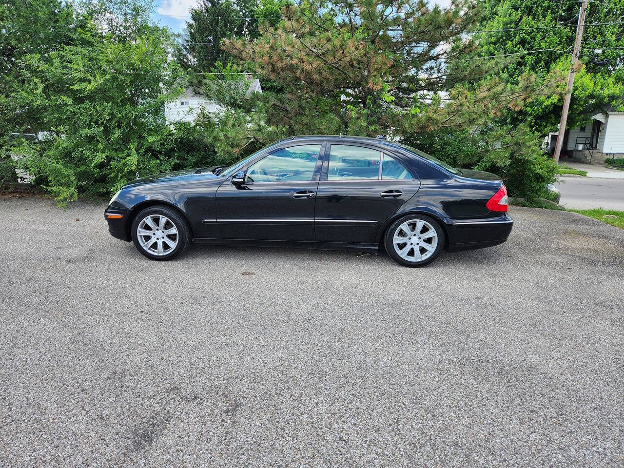 Used 2009 Mercedes-Benz E 350 4MATIC Sedan image 3