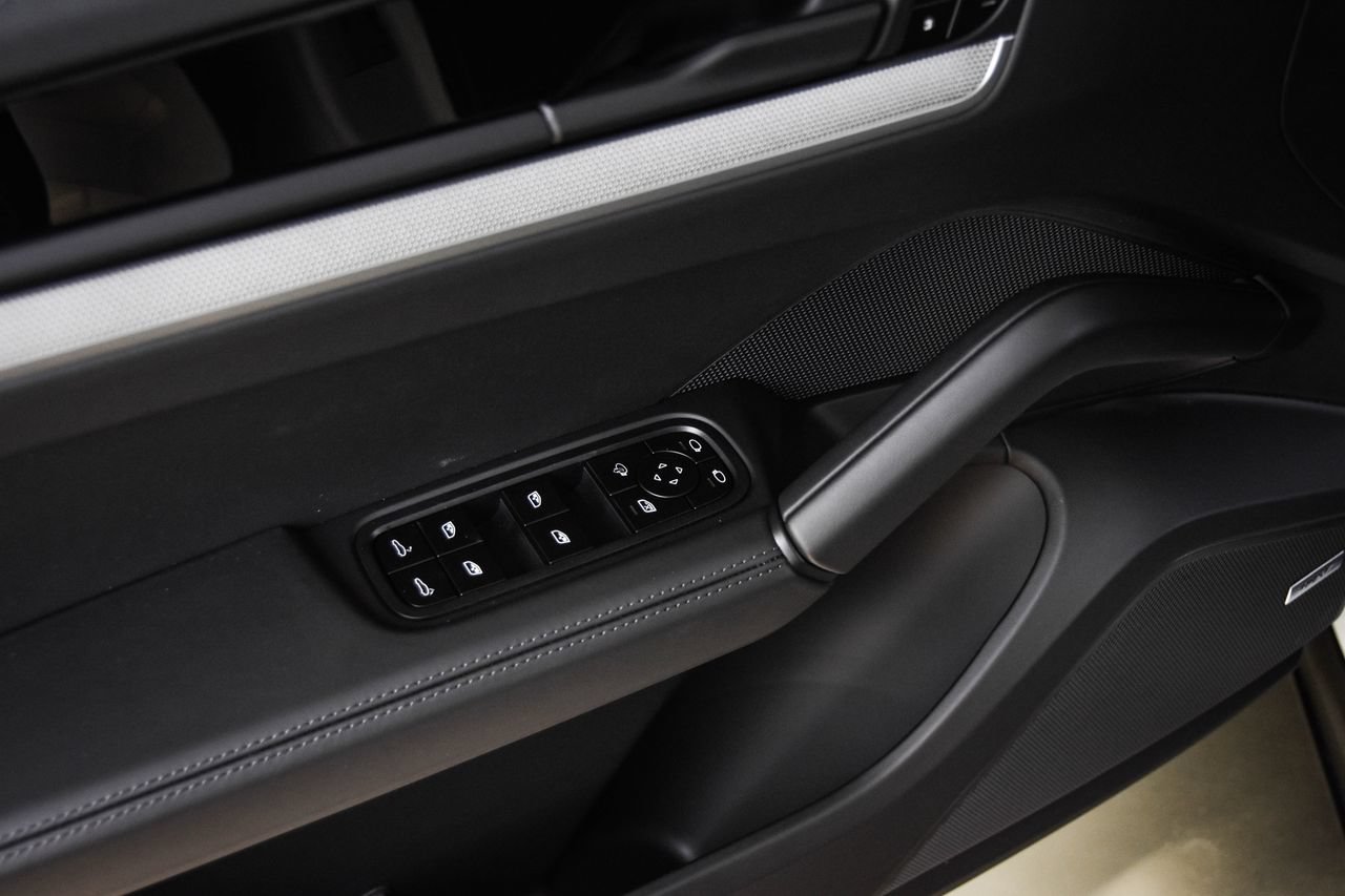 New 2026 Porsche Cayenne Coupe AWD/4WD image 21