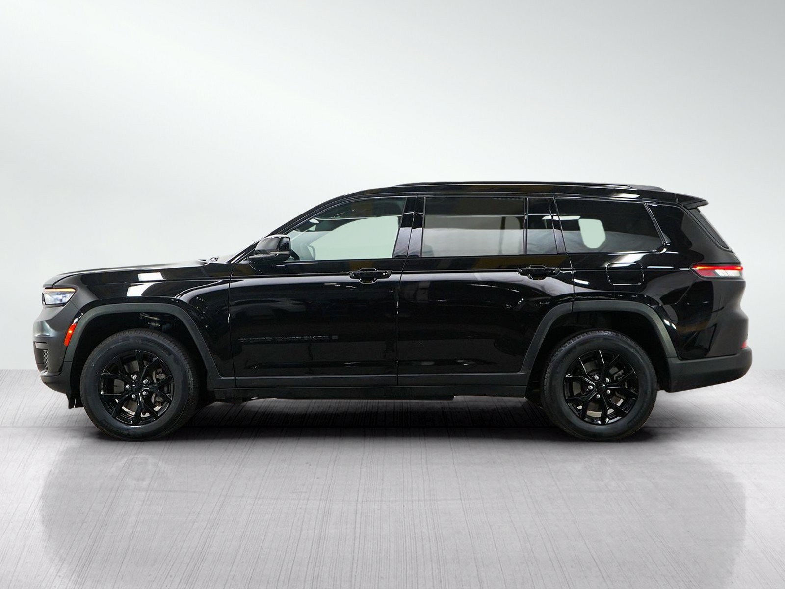 Used 2025 Jeep Grand Cherokee L Laredo AWD/4WD image 3