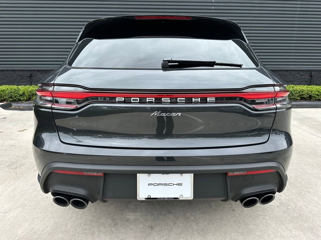 Certified 2025 Porsche Macan image 12
