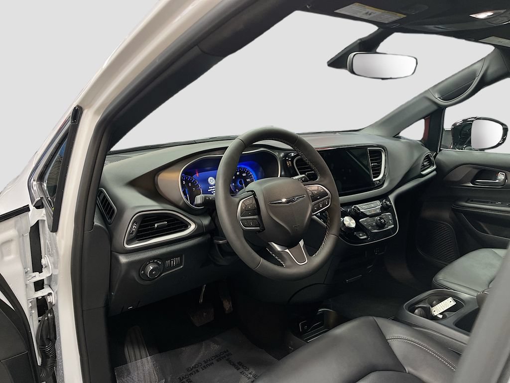 Used 2026 Chrysler Pacifica Select FWD image 9