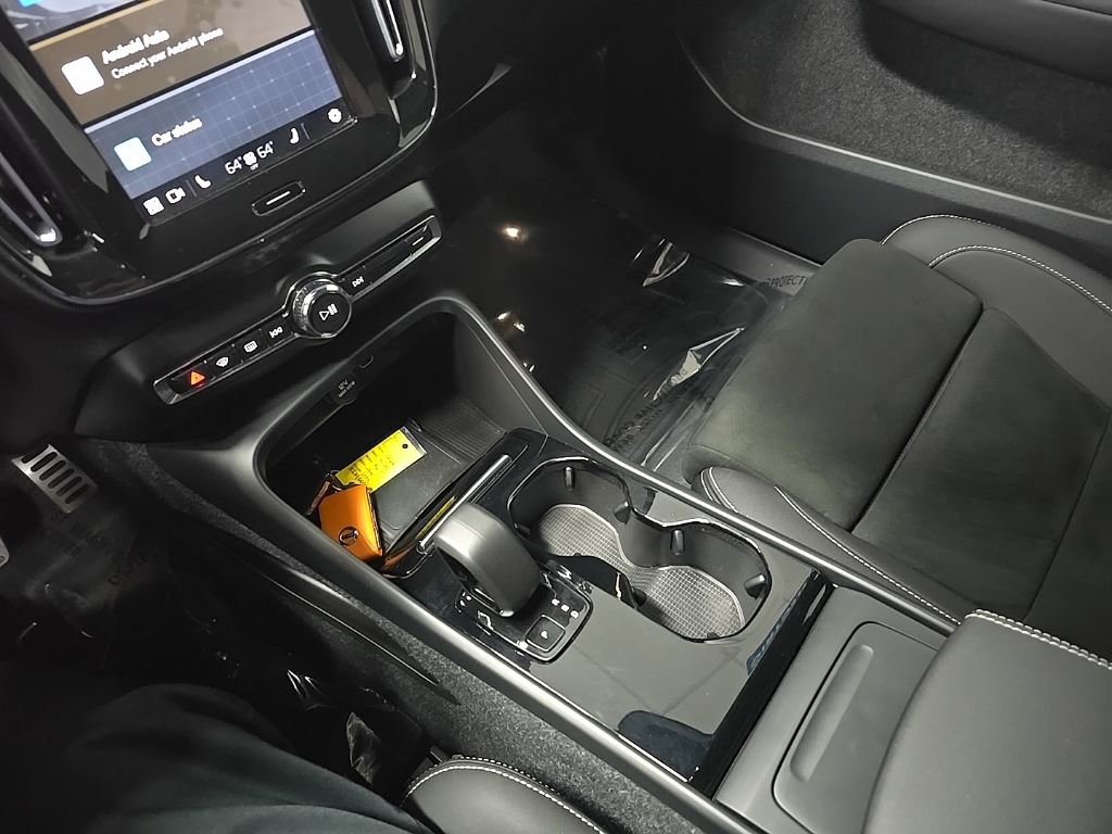 Used 2022 Volvo XC40 P8 Recharge Plus image 29