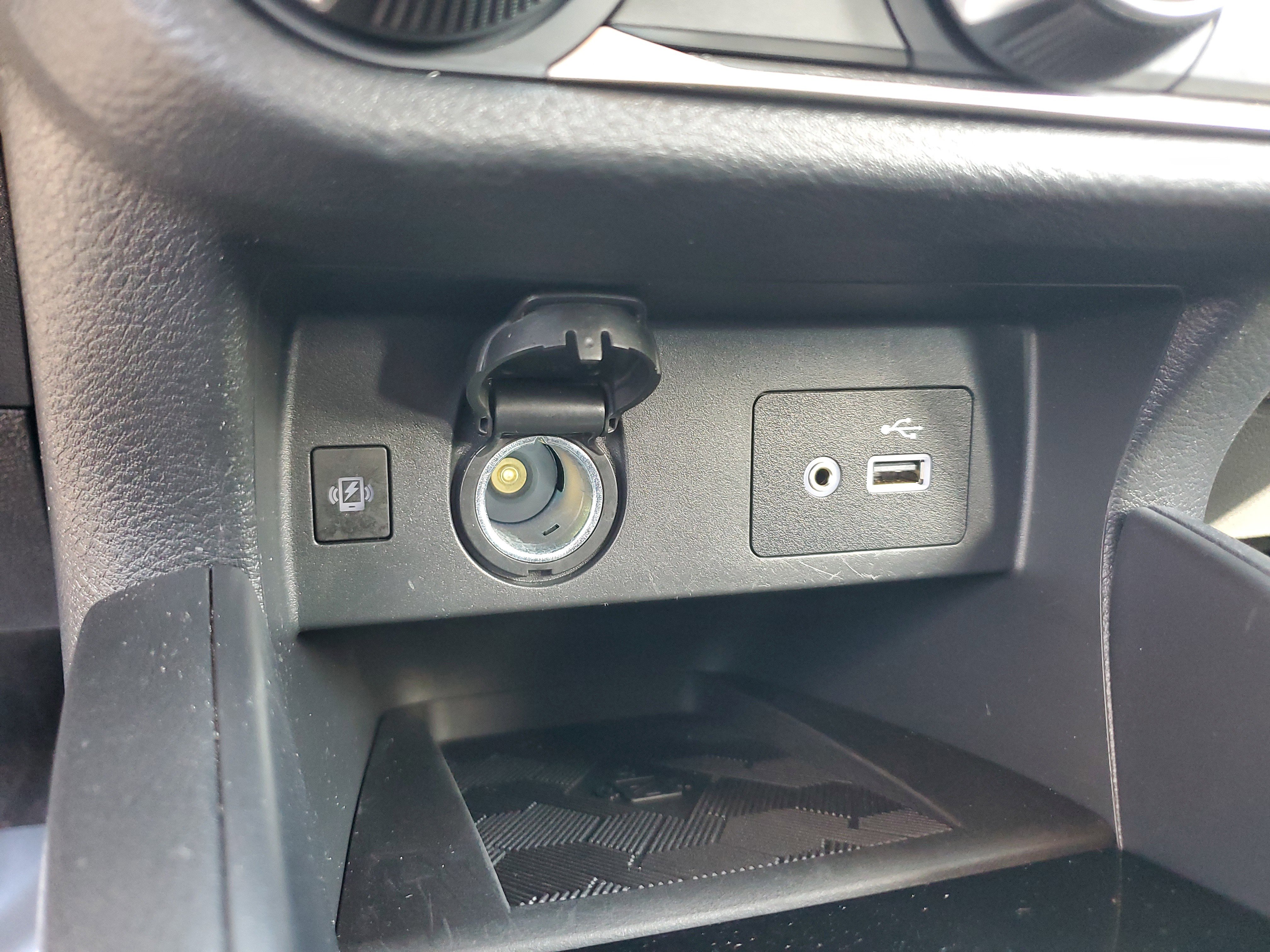 Certified 2025 Nissan Versa SV image 24