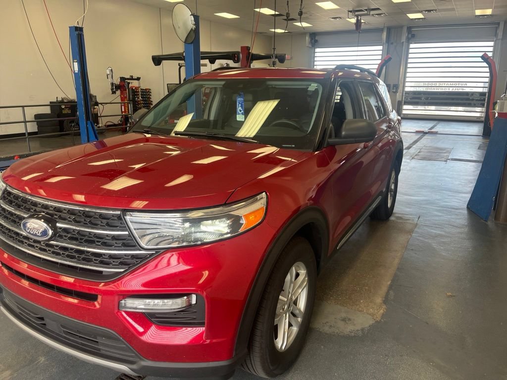 Used 2021 Ford Explorer XLT w/ Equipment Group 202A AWD/4WD image 2