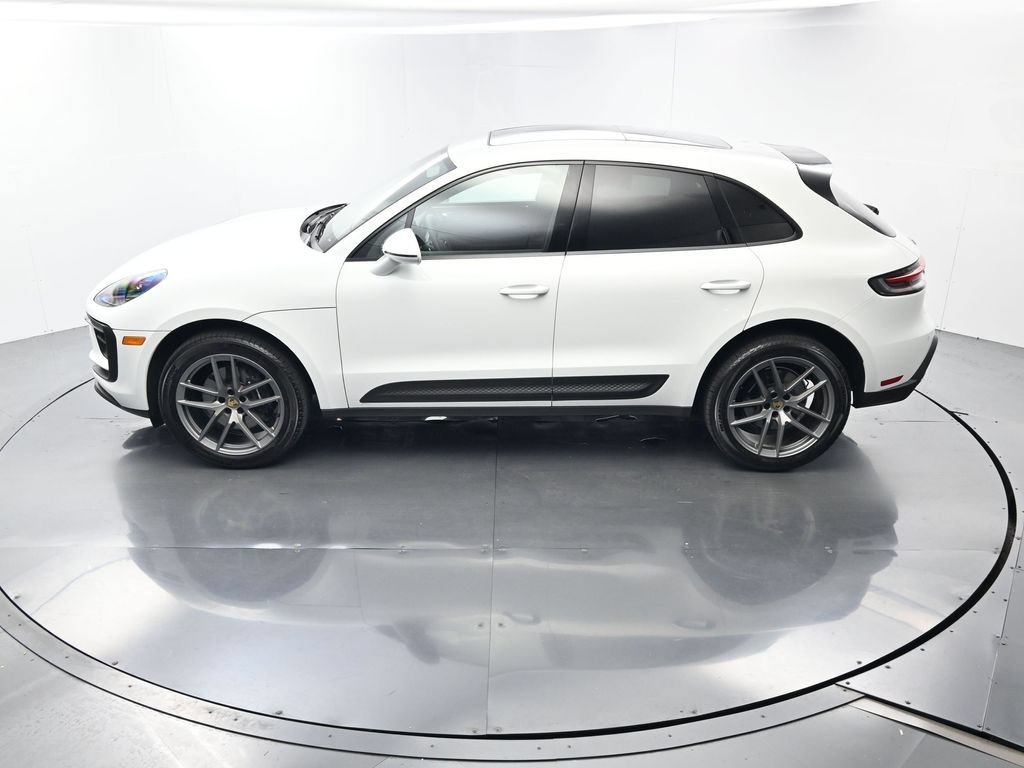 Certified 2025 Porsche Macan AWD/4WD image 36