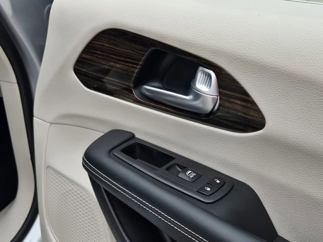 Used 2024 Chrysler Pacifica Limited FWD image 29