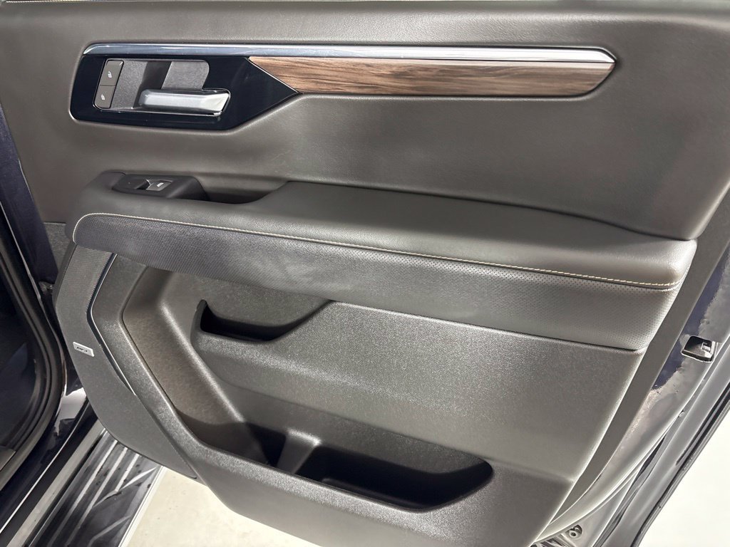 Used 2025 Chevrolet Suburban Premier AWD/4WD image 19