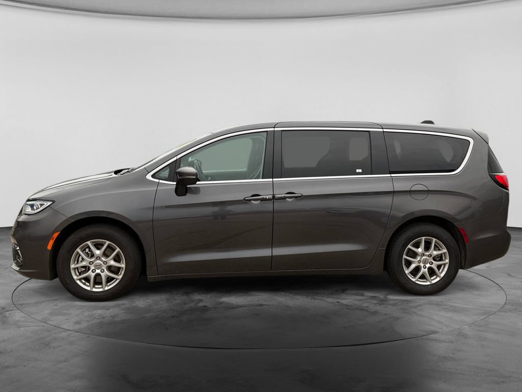 Used 2023 Chrysler Pacifica Touring-L FWD image 6