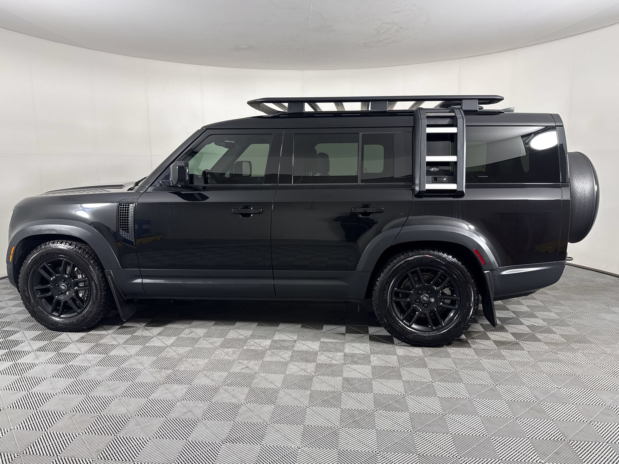 Used 2023 Land Rover Defender 130 SE AWD/4WD image 2