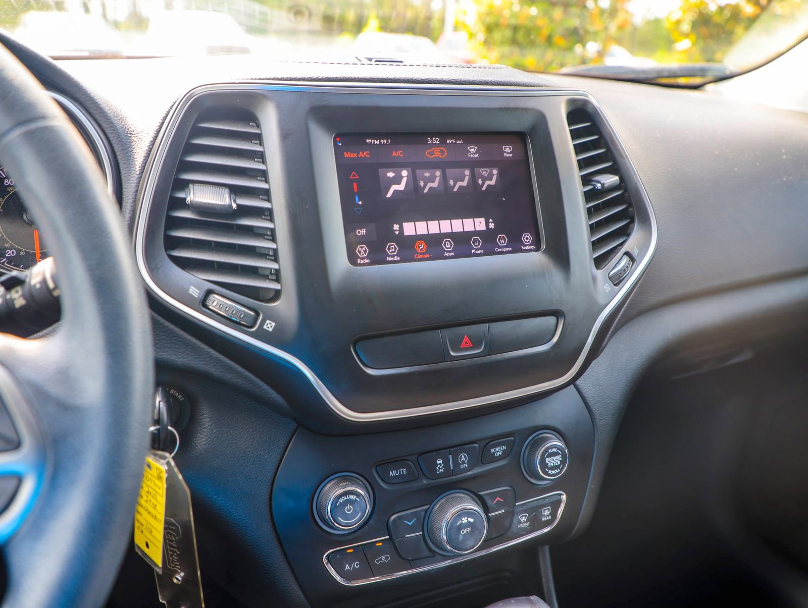 Used 2019 Jeep Cherokee Latitude w/ Popular Appearance Group FWD image 12