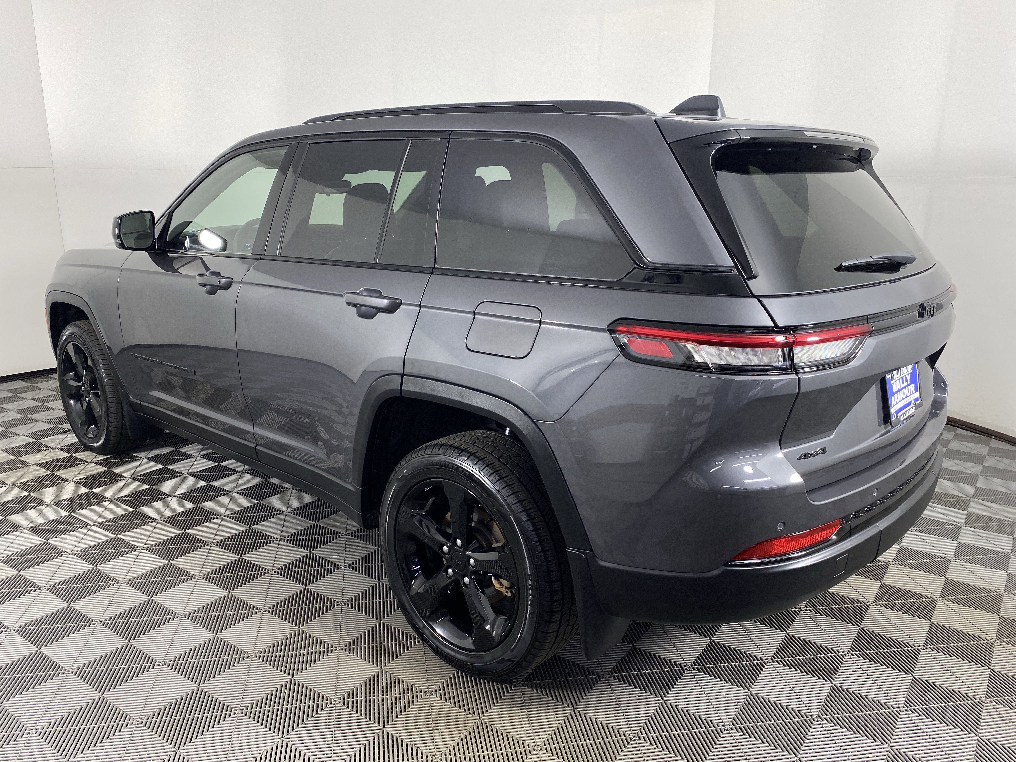 Used 2023 Jeep Grand Cherokee Altitude image 10