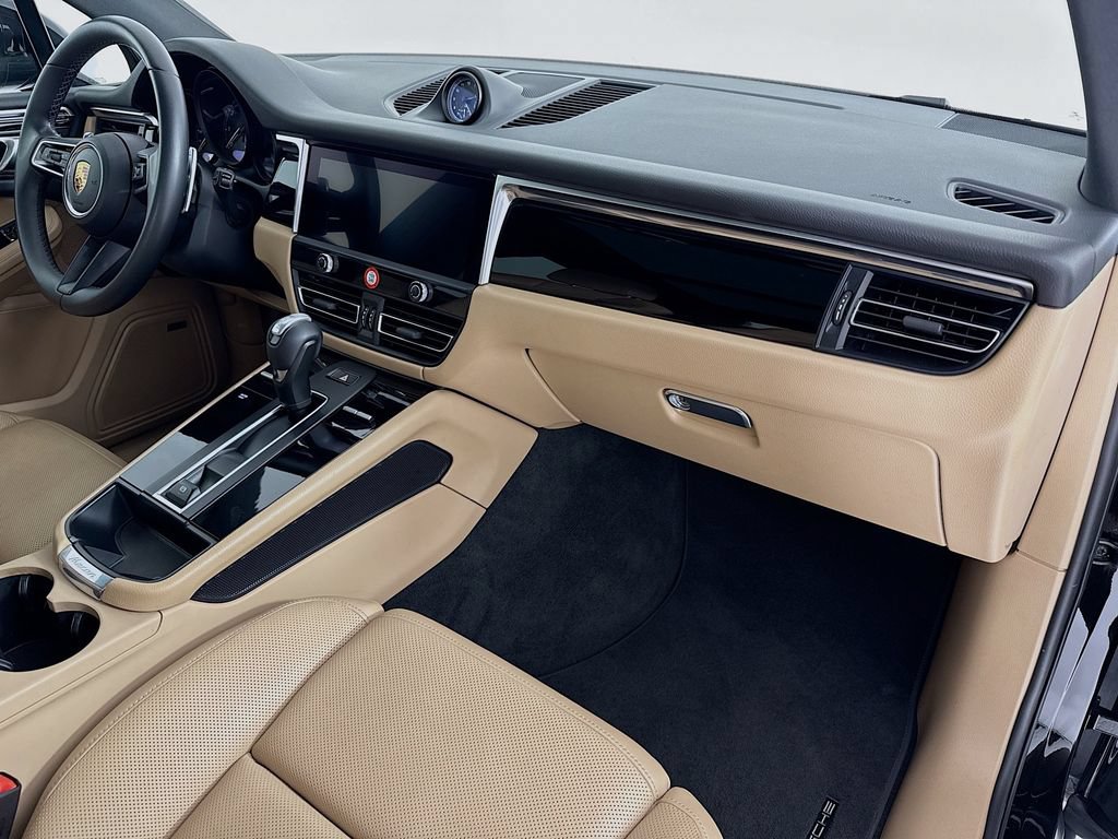 Certified 2022 Porsche Macan AWD/4WD image 31