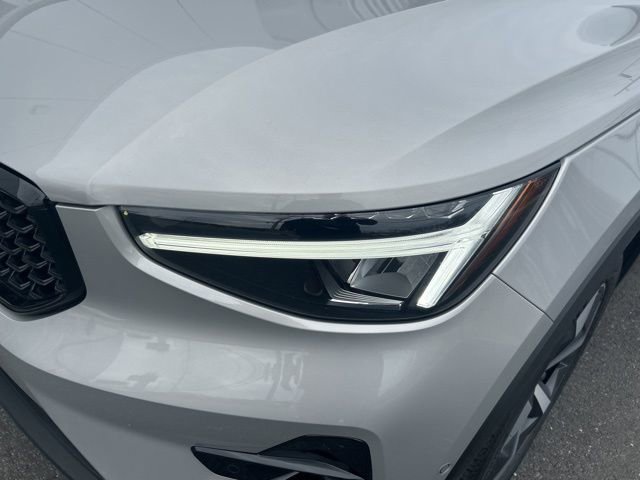 Certified 2025 Volvo XC40 B5 Plus image 8