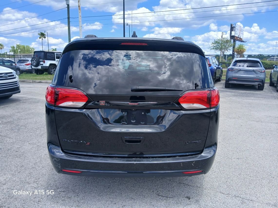 Used 2020 Chrysler Pacifica Limited w/ Quick Order Package 27H Red S FWD image 5