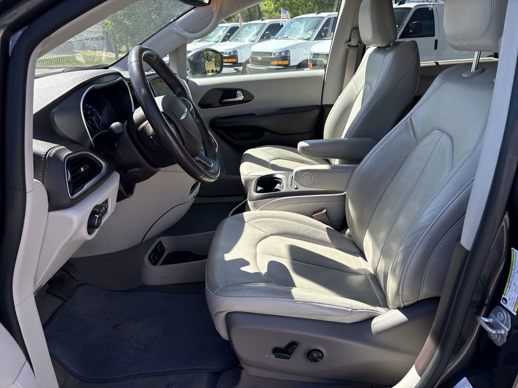 Used 2021 Chrysler Pacifica Touring-L FWD image 20