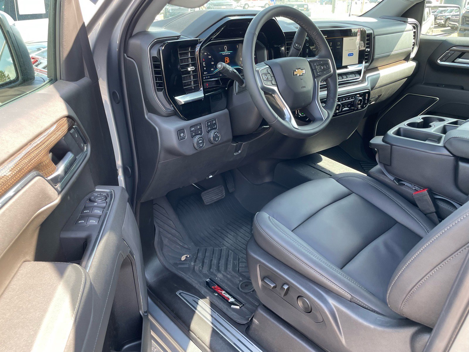 Used 2025 Chevrolet Silverado 1500 LT image 4