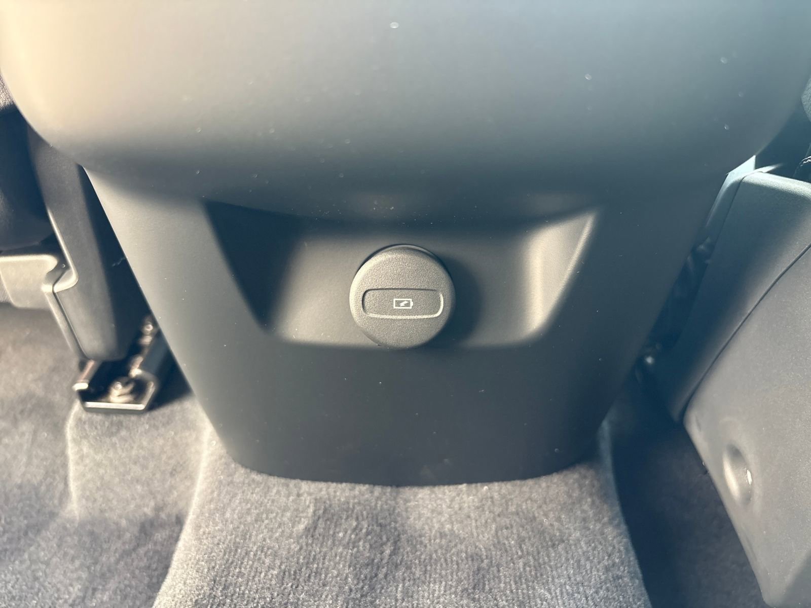 New 2026 Volvo XC90 B6 Plus w/ Protection Package Premier image 35