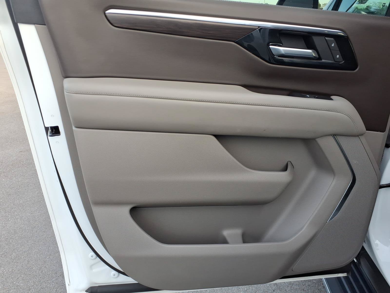 Used 2025 Chevrolet Suburban LT RWD image 14