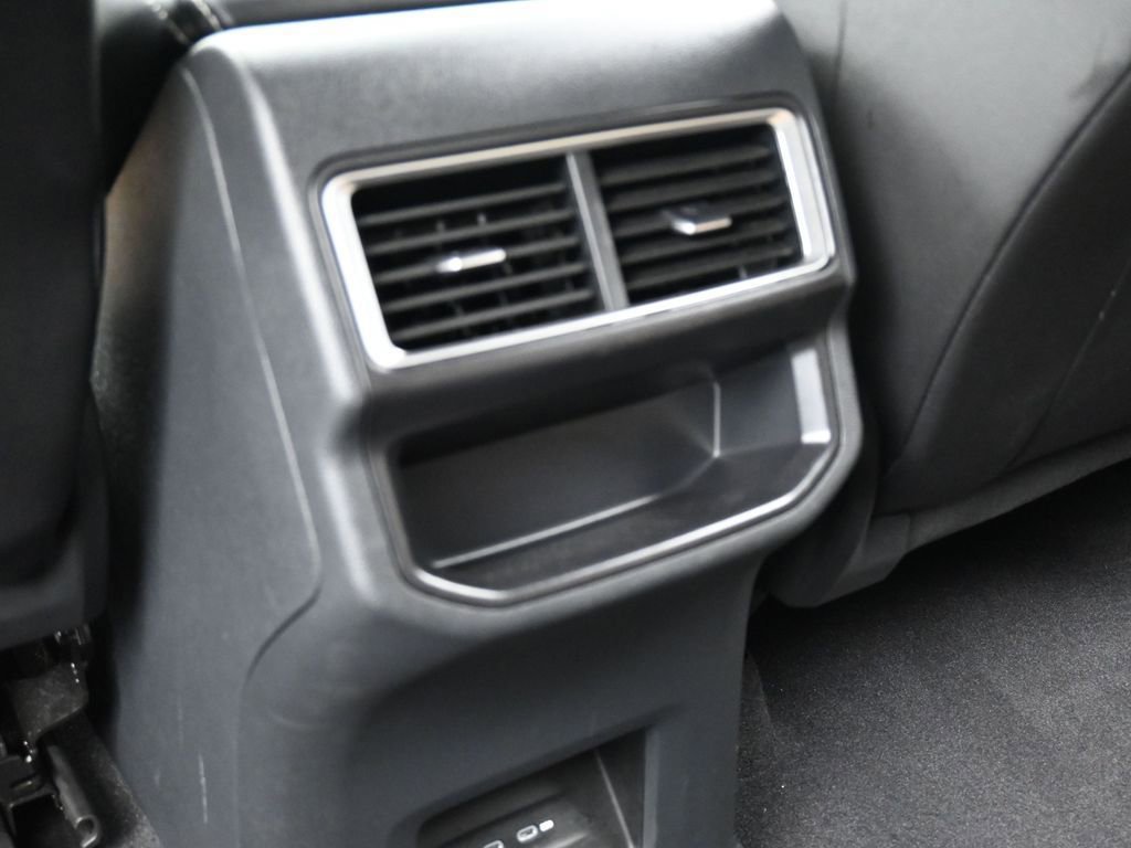 Used 2024 Volkswagen Atlas Cross Sport SE image 31