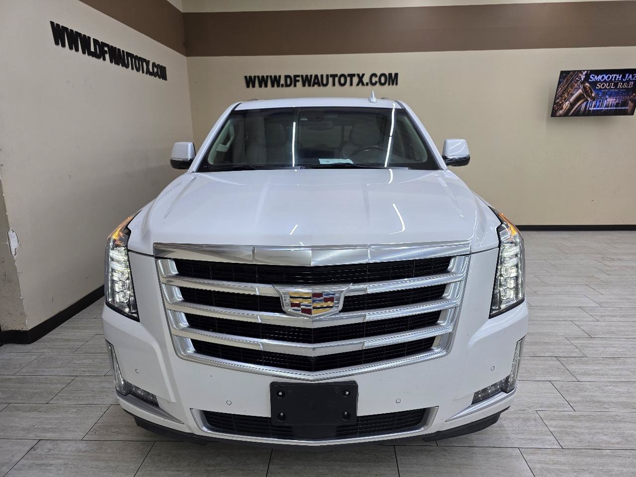 Used 2017 Cadillac Escalade Premium Luxury AWD/4WD image 3