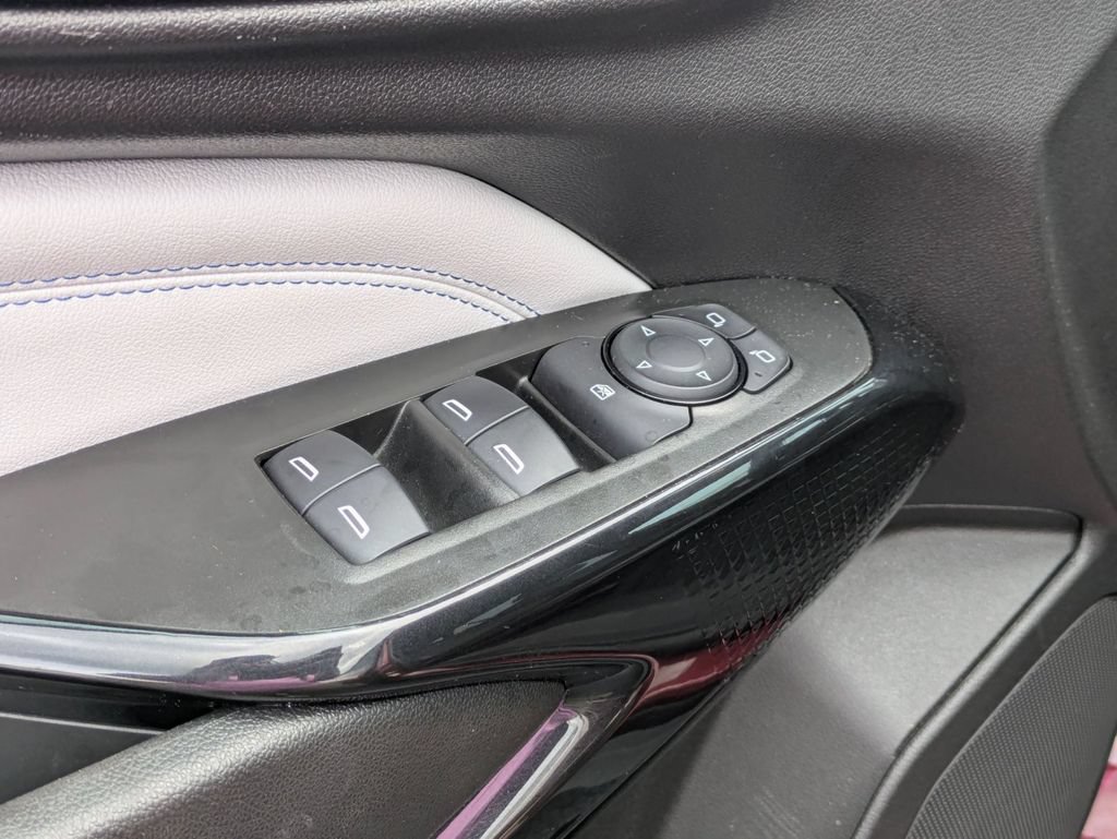 Used 2025 Chevrolet Trax LT FWD image 13